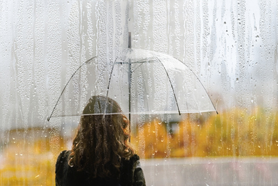 дожди женщины ходят. рука женщины с зонтиком. она чувствует, что грустное  небо, и оно переворачивает все Стоковое Изображение - изображение  насчитывающей заволакивание, падать: 266787171