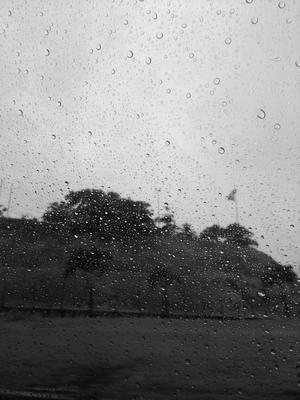 Дождь на концепции зонтик для зимы или защиты от плохой погоды Стоковое  Изображение - изображение насчитывающей накапано, наводнения: 183257927