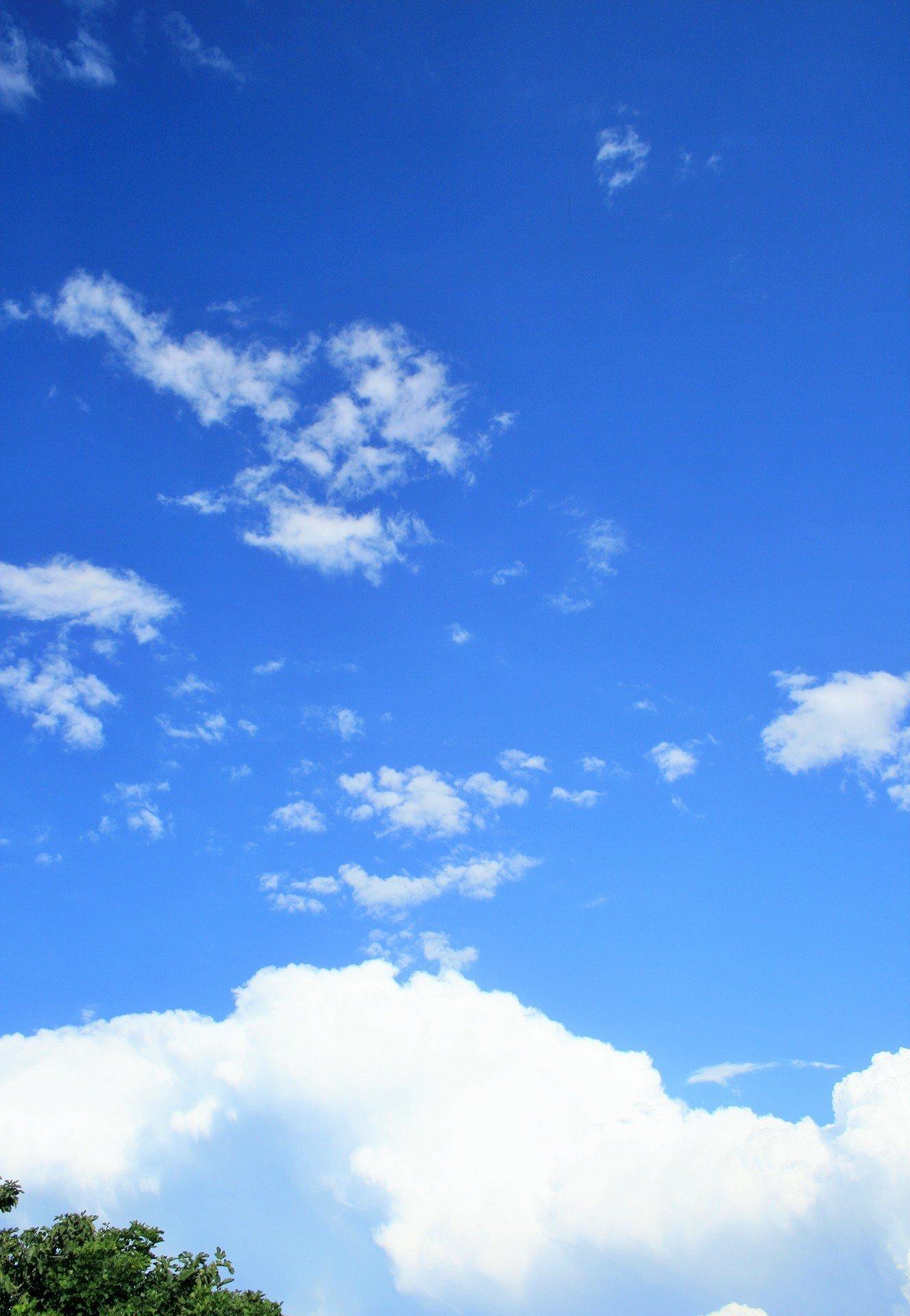голубое небо с облаками вертикального фона Стоковое Изображение -  изображение насчитывающей кумулюс, небо: 283771607