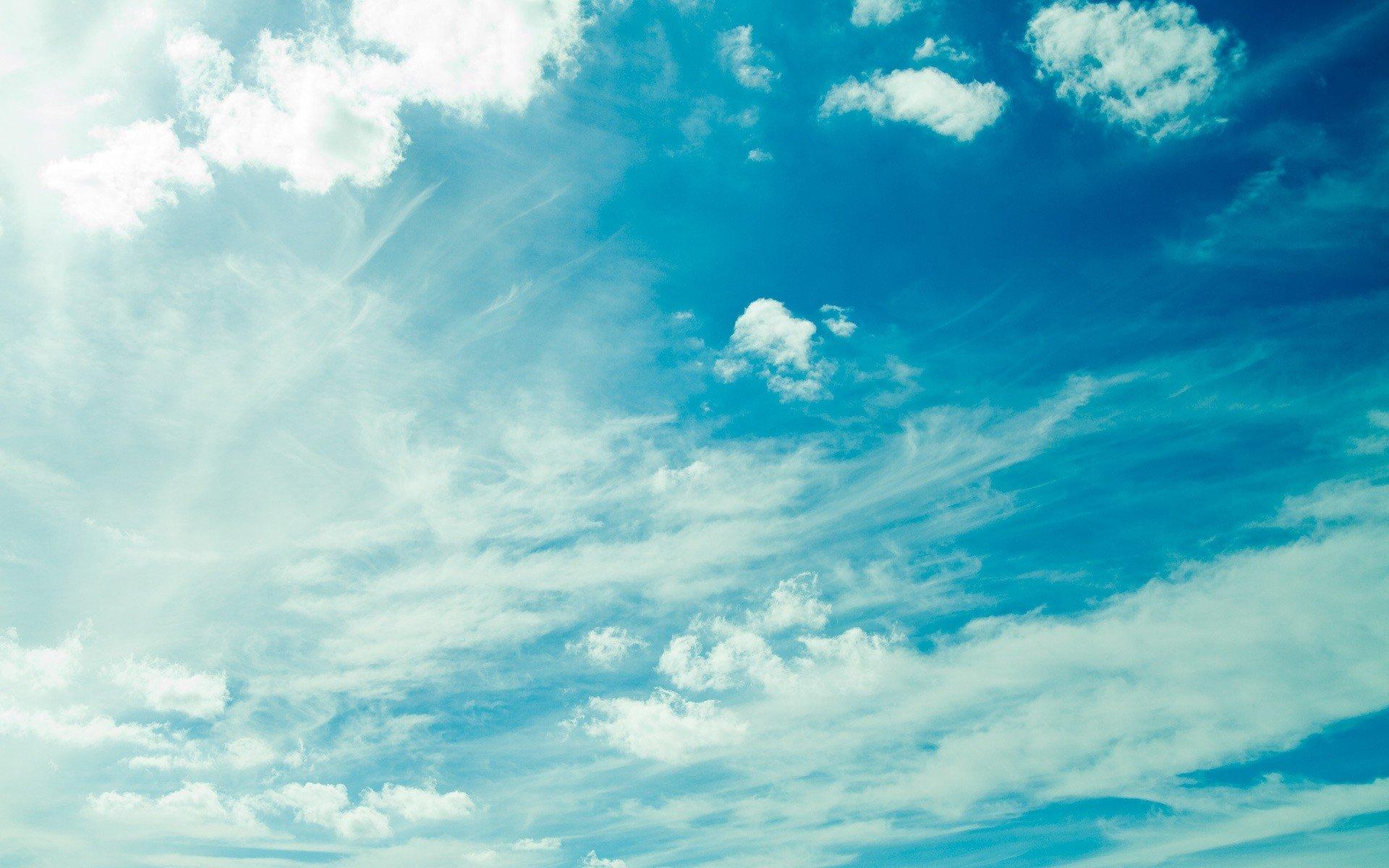 Голубое небо с белыми пушистыми облаками · Бесплатные стоковые фото