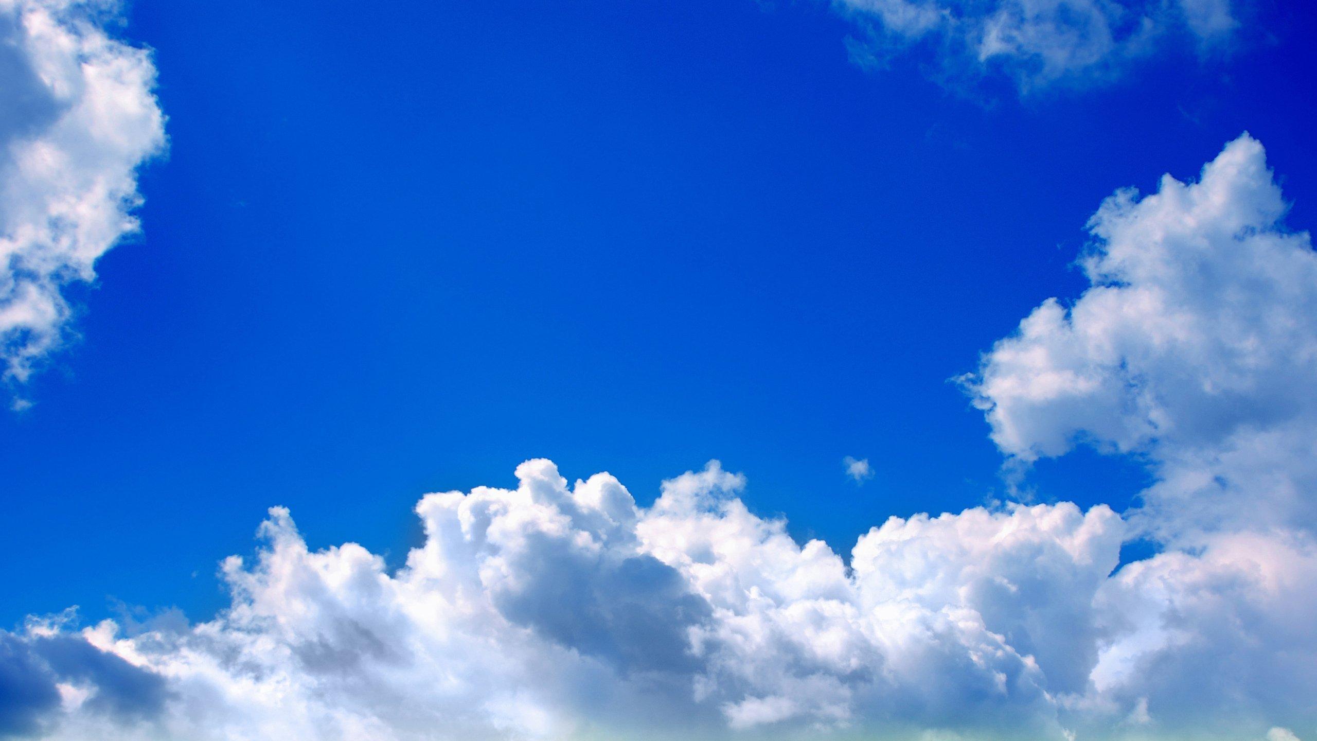 Голубое небо с белыми дождевыми облаками Stock Photo | Adobe Stock