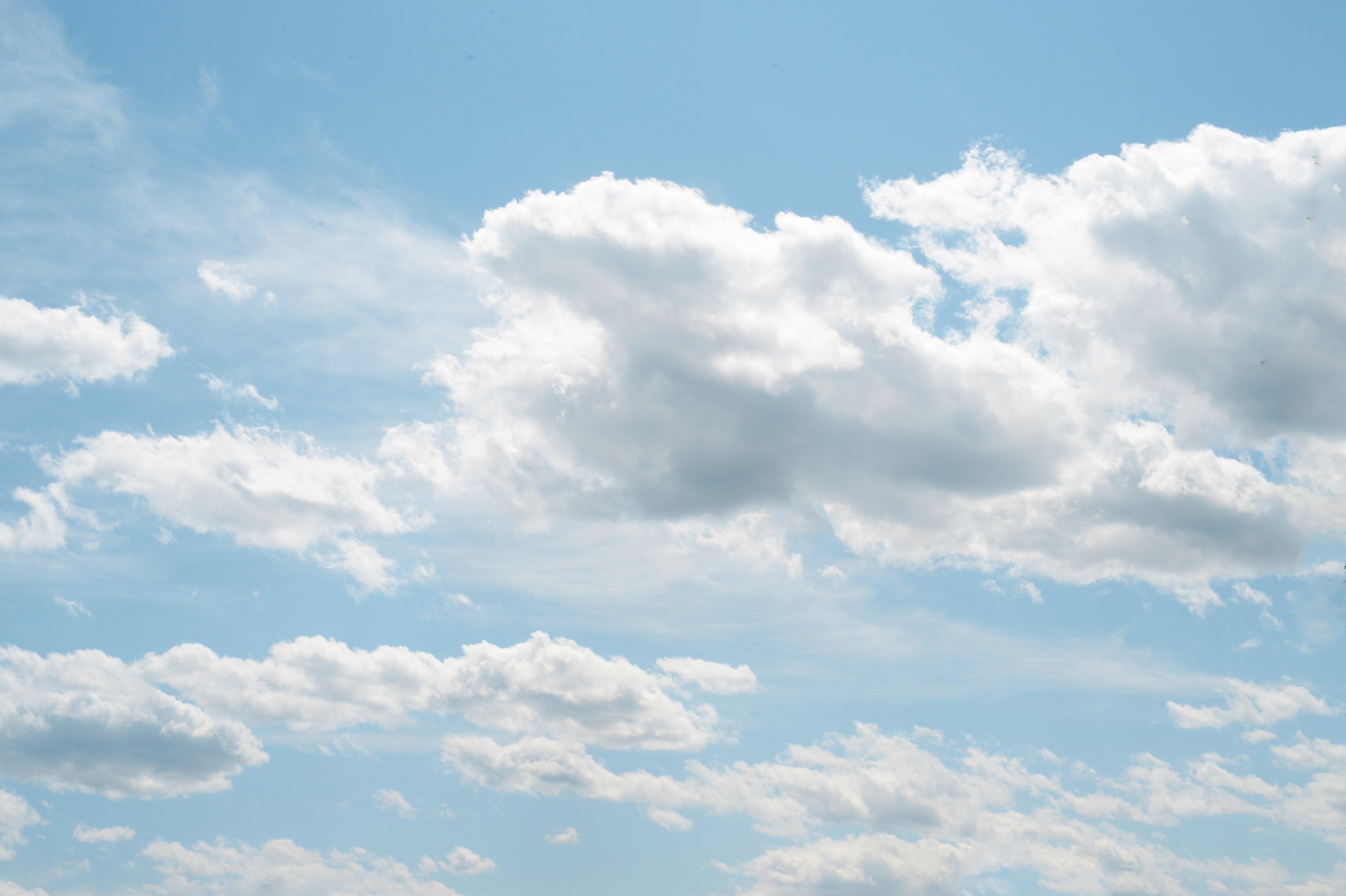 Голубое небо со светлыми облаками, полный экран изображения для фона  Стоковое Изображение - изображение насчитывающей облако, пушисто: 199169809