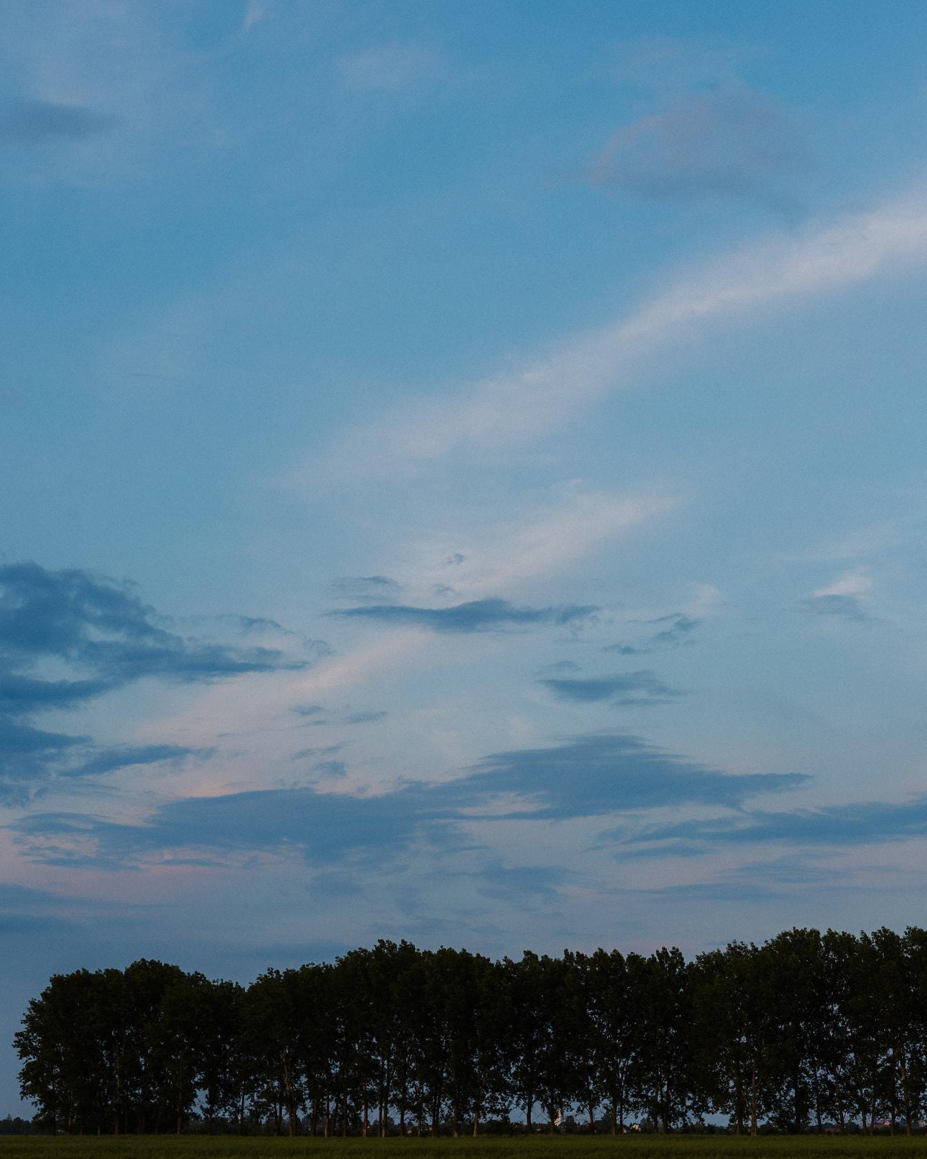 Голубое небо с большими пушистыми и белыми облаками и солнечными лучами  foto de Stock | Adobe Stock
