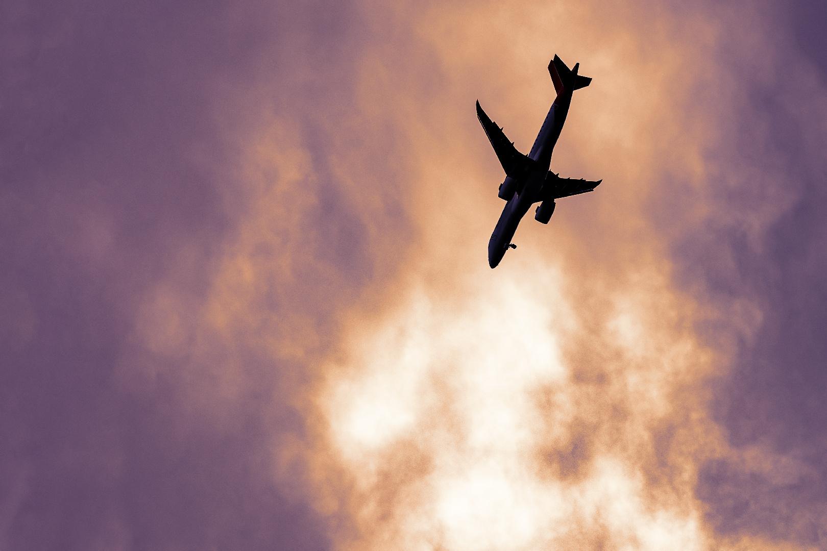 самолет в небе с солнечными лучами, самолет и голубое небо, Hd фотография  фото, облако фон картинки и Фото для бесплатной загрузки