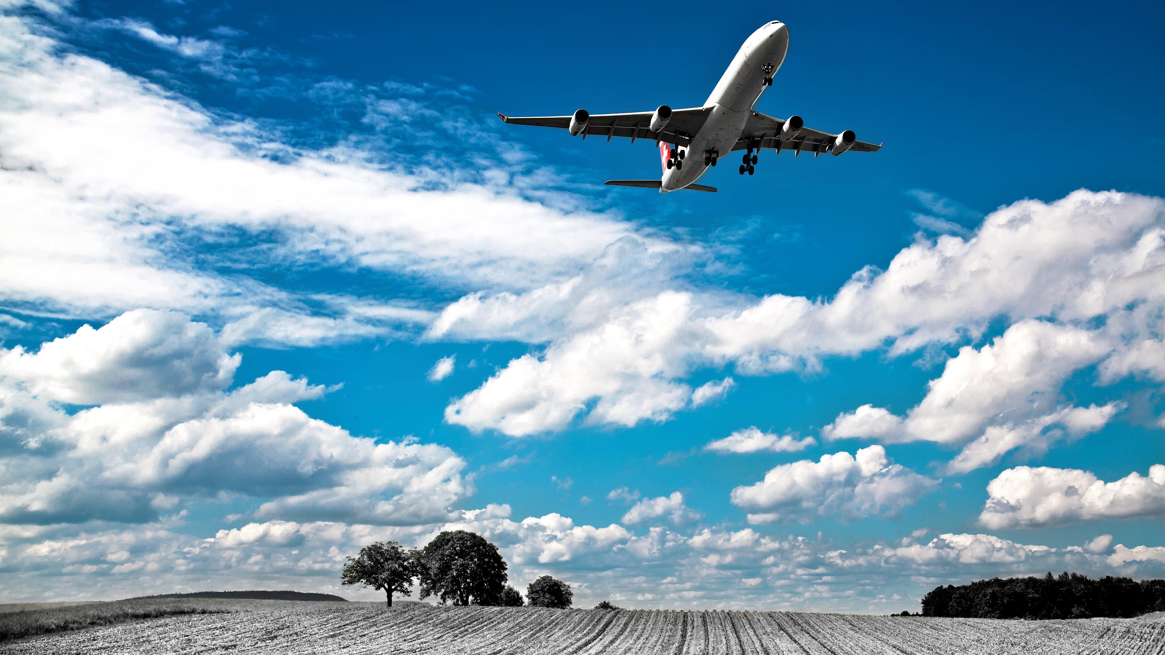 Самолет частного самолета в голубом небе Стоковое Фото - изображение  насчитывающей акцентов, плоскость: 38122252