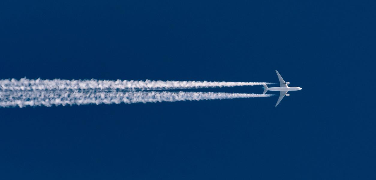 Действительно ли опасны для человека следы от самолётов в небе? |  TravelManiac | Дзен
