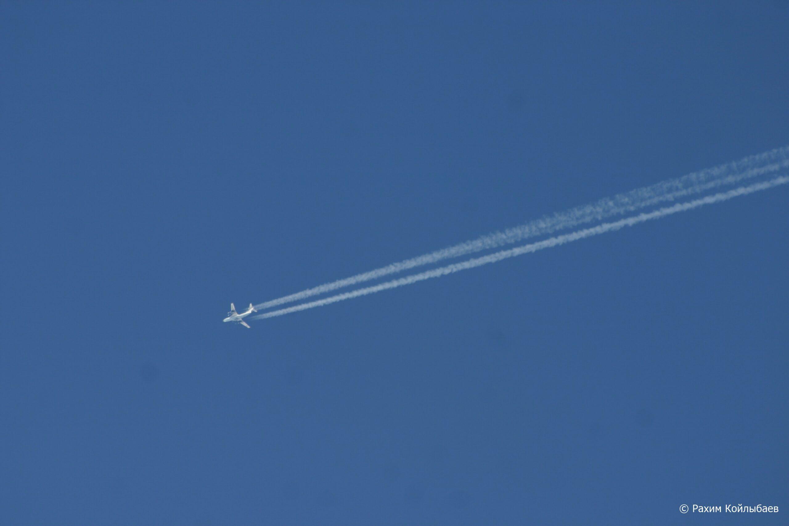 Почему самолеты оставляют белый след в небе?