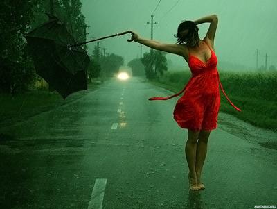 Девушка в красном платье стоит на дороге под дождём с зонтом в руке — Фотки  на аву