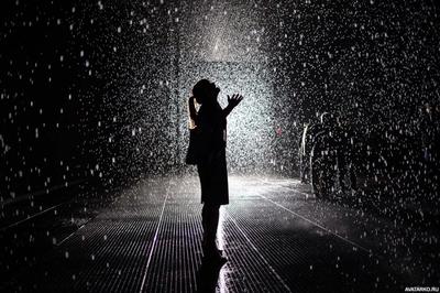 Силуэт стоящей под дождём девушки с поднятой головой — Фотографии для  аватара