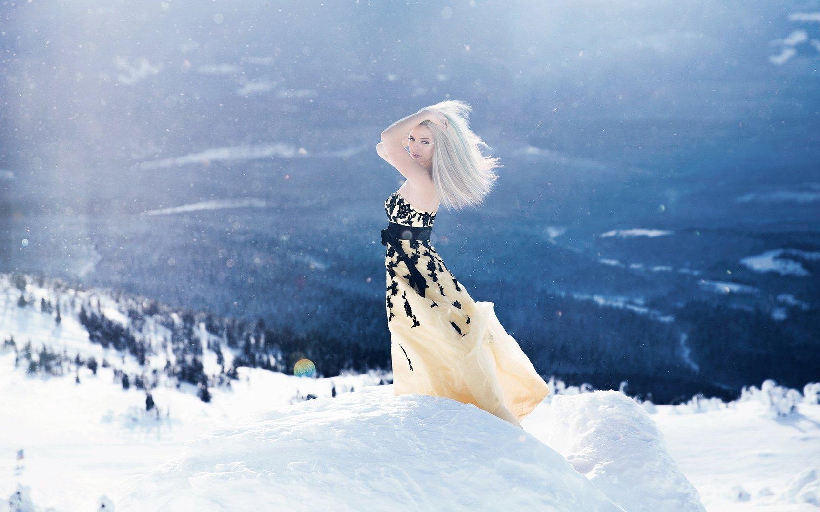 Красивая женщина на снежном курорте, вид сзади :: Стоковая фотография ::  Pixel-Shot Studio