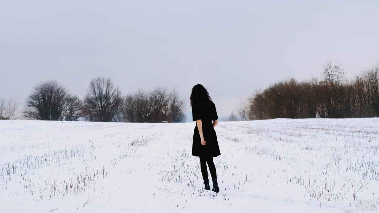 девушка в синей куртке зимний вид сзади. Стоковое Изображение - изображение  насчитывающей художничества, мило: 220256919