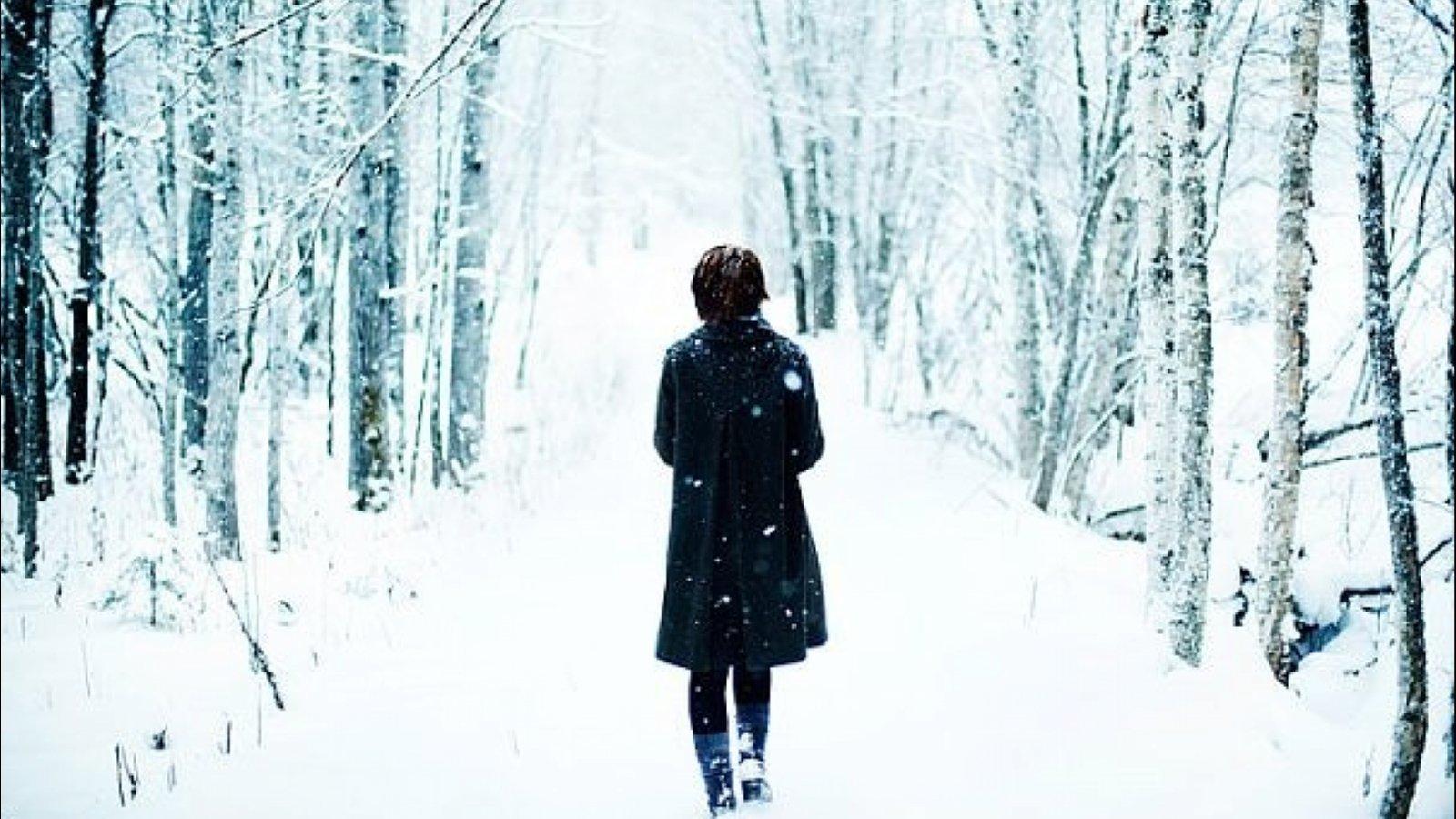 Картинки девушка спиной снег (60 фото) » Картинки и статусы про окружающий  мир вокруг