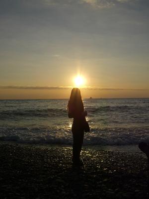 девушка фотограф на рассвете на пляже копакабана рио бразилия Фон И  картинка для бесплатной загрузки - Pngtree