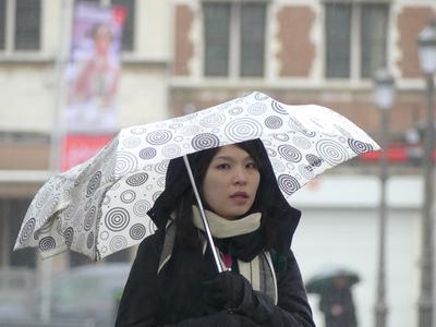 женщина с зонтом ходит под дождём на фоне городских зданий Стоковое  Изображение - изображение насчитывающей дождь, тип: 226257045