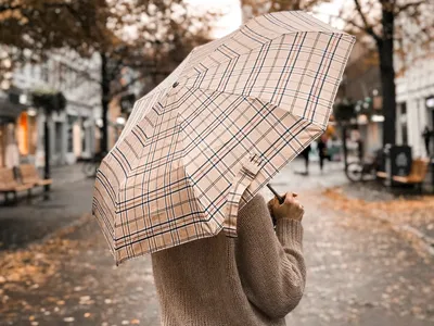 Скачать 1280x1024 девушка, зонтик, дождь, улица, ночь обои, картинки  стандарт 5:4