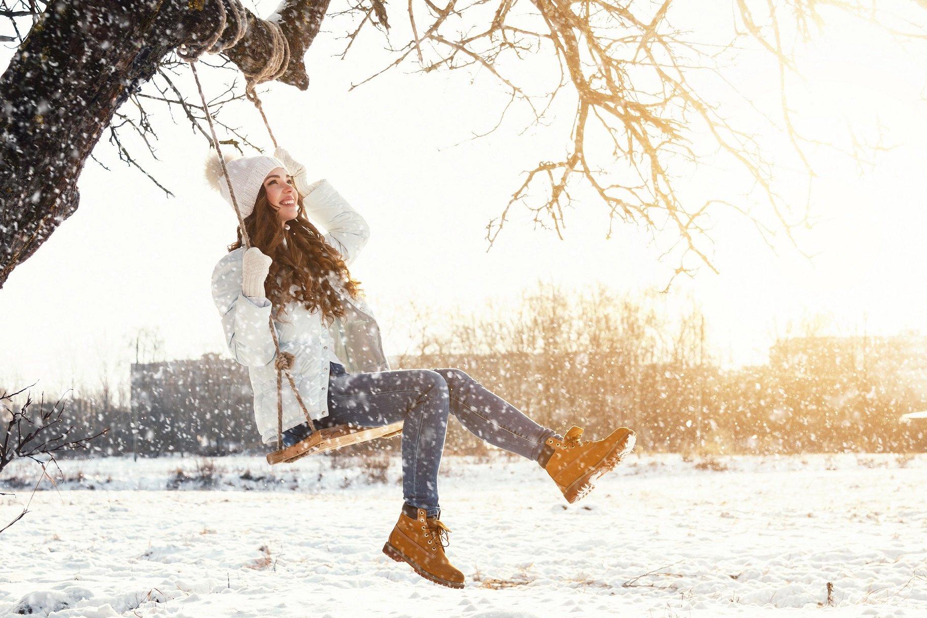 Зима снег красивая девушка шикарная …» — создано в Шедевруме