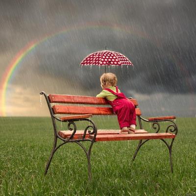 Радуга в дождь видна сквозь радугу. | Премиум Фото
