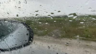 Летний Дождь Буря Под Зонтиком. Лето Дождливая Погода Фотография, картинки,  изображения и сток-фотография без роялти. Image 60767191