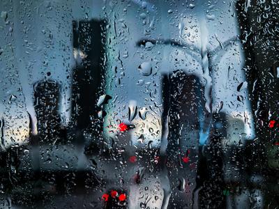 дождь в окне отражает городскую уличную сцену, картинка дождя, дождь  Powerpoint, дождь фон картинки и Фото для бесплатной загрузки