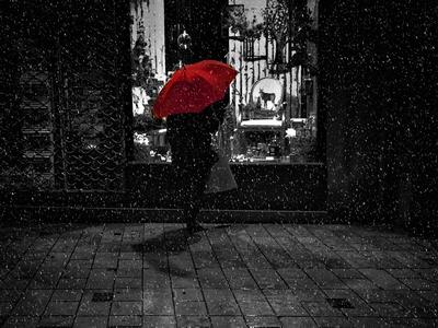 Скачать 1024x768 дождь, зонт, чб, человек, витрина, одиночество, ночь,  прогулка обои, картинки стандарт 4:3