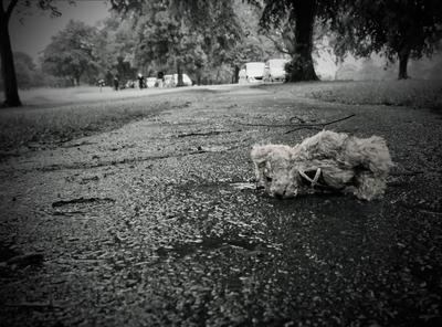 Одиночество под дождем отражает печаль, порождающую иа. | Премиум Фото