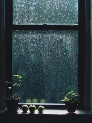 Дождь за окном стоковое фото. изображение насчитывающей прозрачно -  108516392