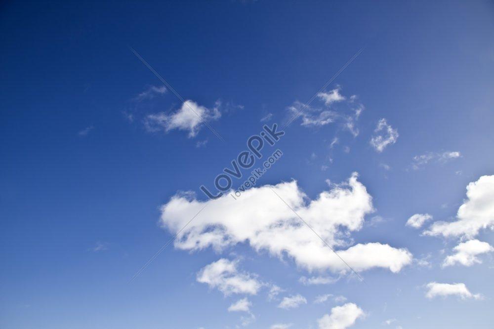 Облачно Голубое Небо Фон, Фоне Голубого Неба С Облаками Крошечных, 3d  Иллюстрации Фотография, картинки, изображения и сток-фотография без роялти.  Image 88538281