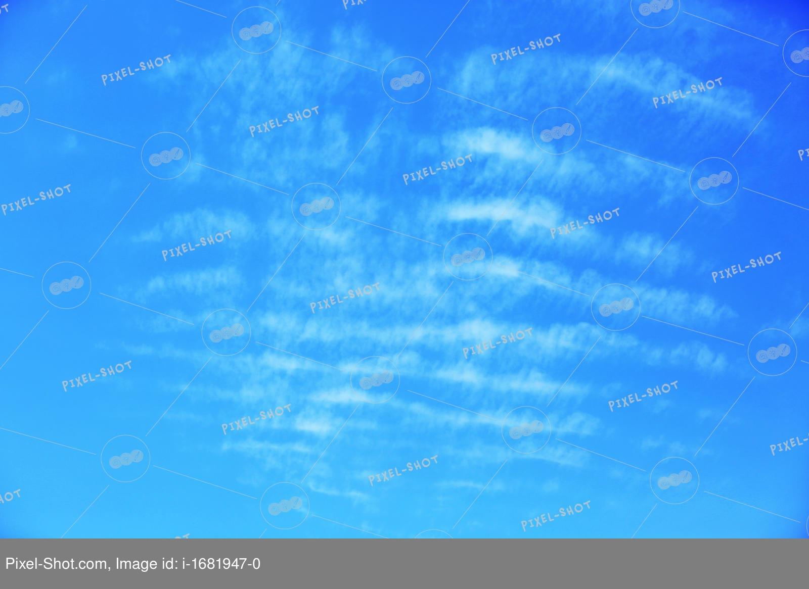 На фоне голубого неба с облаками Стоковое Изображение - изображение  насчитывающей климат, пасмурно: 194740379