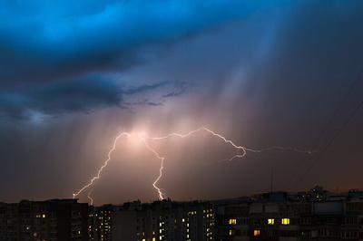 гроза молния над городом летом сильный дождь. захватывающее дух атмосферное  природное явление. киев украина Редакционное Изображение - изображение  насчитывающей природа, опасность: 228658790