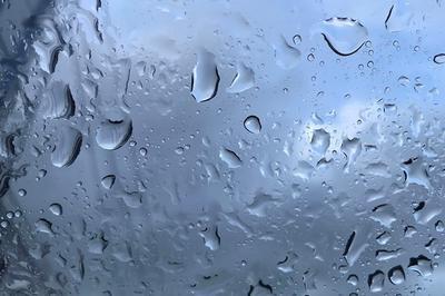 Капли дождя на оконном стекле автомобиля с размытым фоном. | Премиум Фото