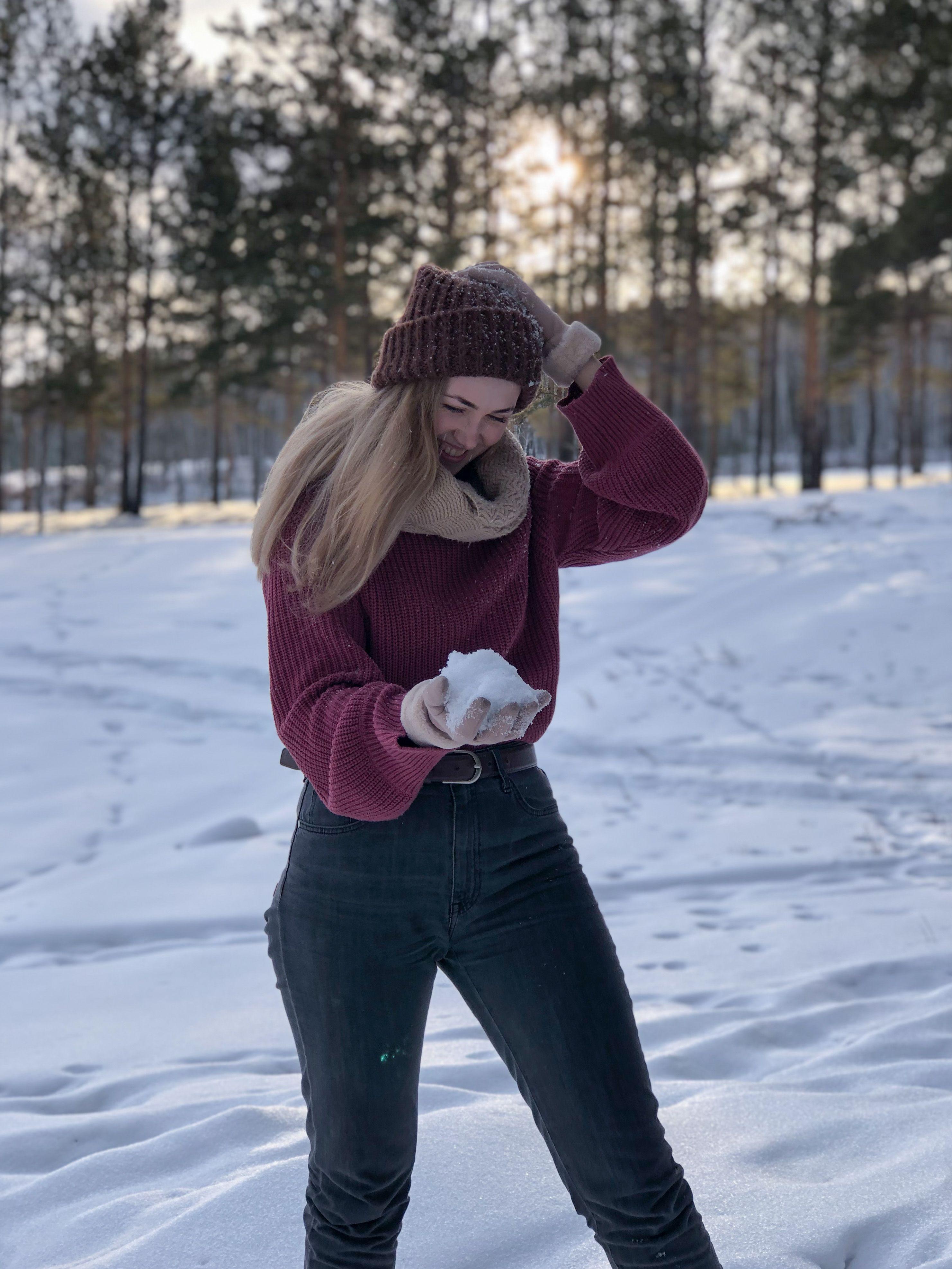 Красивая девушка в лесу зимой | Красивые девушки, Идеи для фото, Закаты