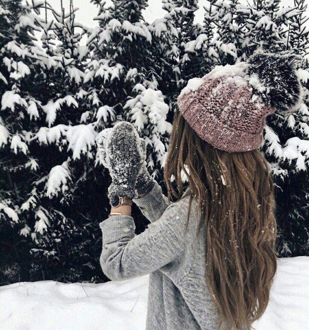 прекрасная и красивая девушка брюнетка, кормит голубей в парке, вокруг  лежит снег, зима, одета в длинное платье, шубу и платок с узорами Stock  Photo | Adobe Stock