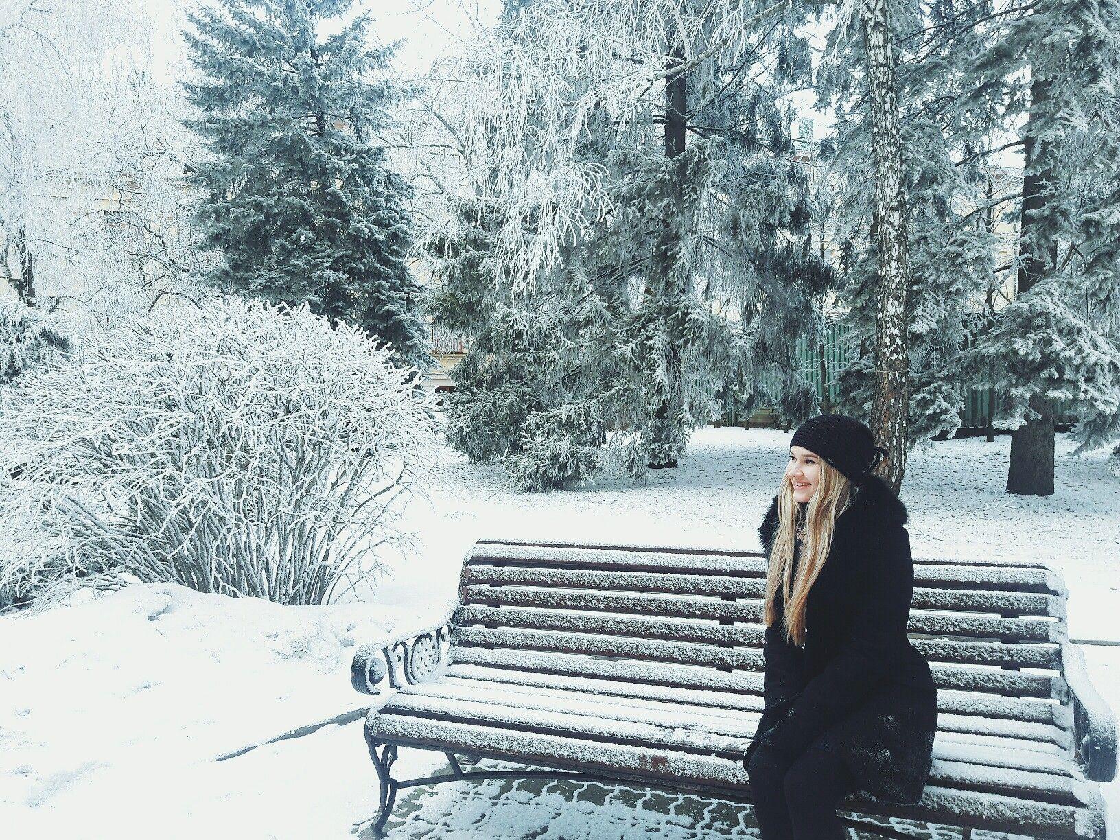 Зима. Девушка на скамейке. Зимнее фото девушки. | Winter pictures, Girl  photography poses, Photo