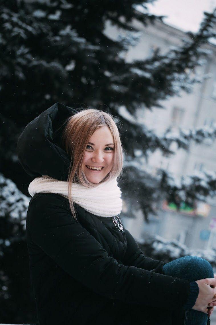 красивая молодая девушка наслаждается зимой на улице. Красивые женщины  веселятся с снегом и салаги в лесу или парке Стоковое Фото - изображение  насчитывающей мило, насладитесь: 234676380