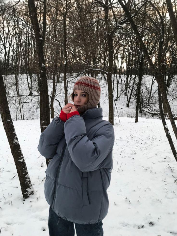 красивая девушка ловит рот снежинками в лесу зимой, а на ней желтая пуховая  куртка и белая шапка Stock Photo | Adobe Stock