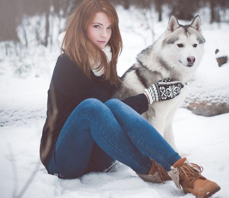 Красивая девушка сидит на снегу зимой справочные материалы Обои Изображение  для бесплатной загрузки - Pngtree
