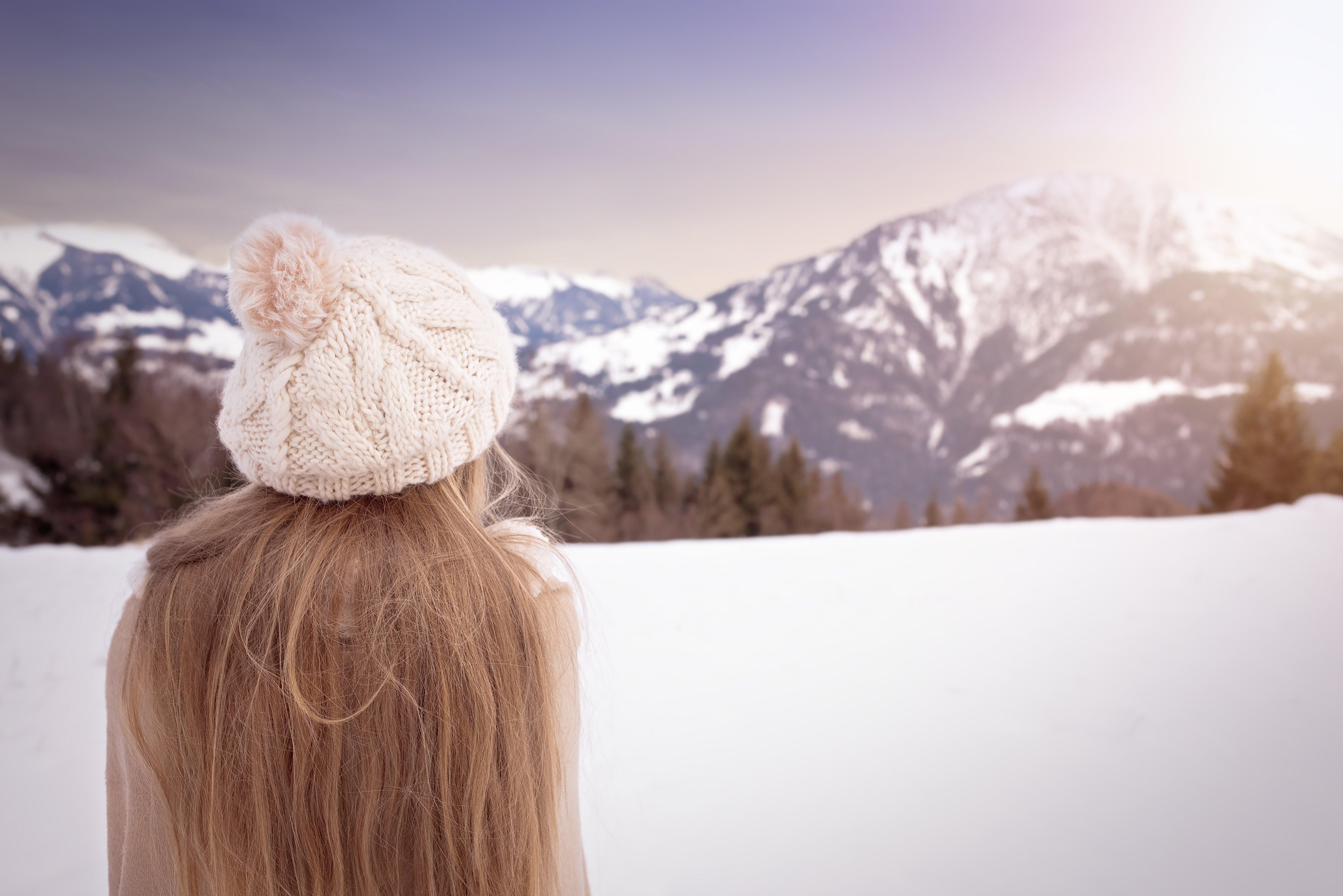 Девочка в зимней одежде смотрит на звёзды — Картинки на аву