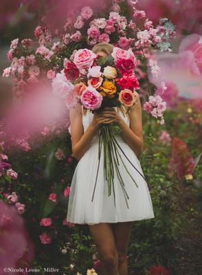 Фото девушек без лица с цветами (65 фото) Фото на аву. Девушка и цветы