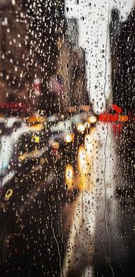 Дождь Падает На Оконное Стекло Для Фона И Обои — стоковые фотографии и  другие картинки Абстрактный - Абстрактный, Блестящий, Брызги - iStock