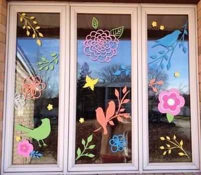 Оформление окон весной | OK.RU | Детские поделки из цветов, Украшение двери  класса, Весенние поделки