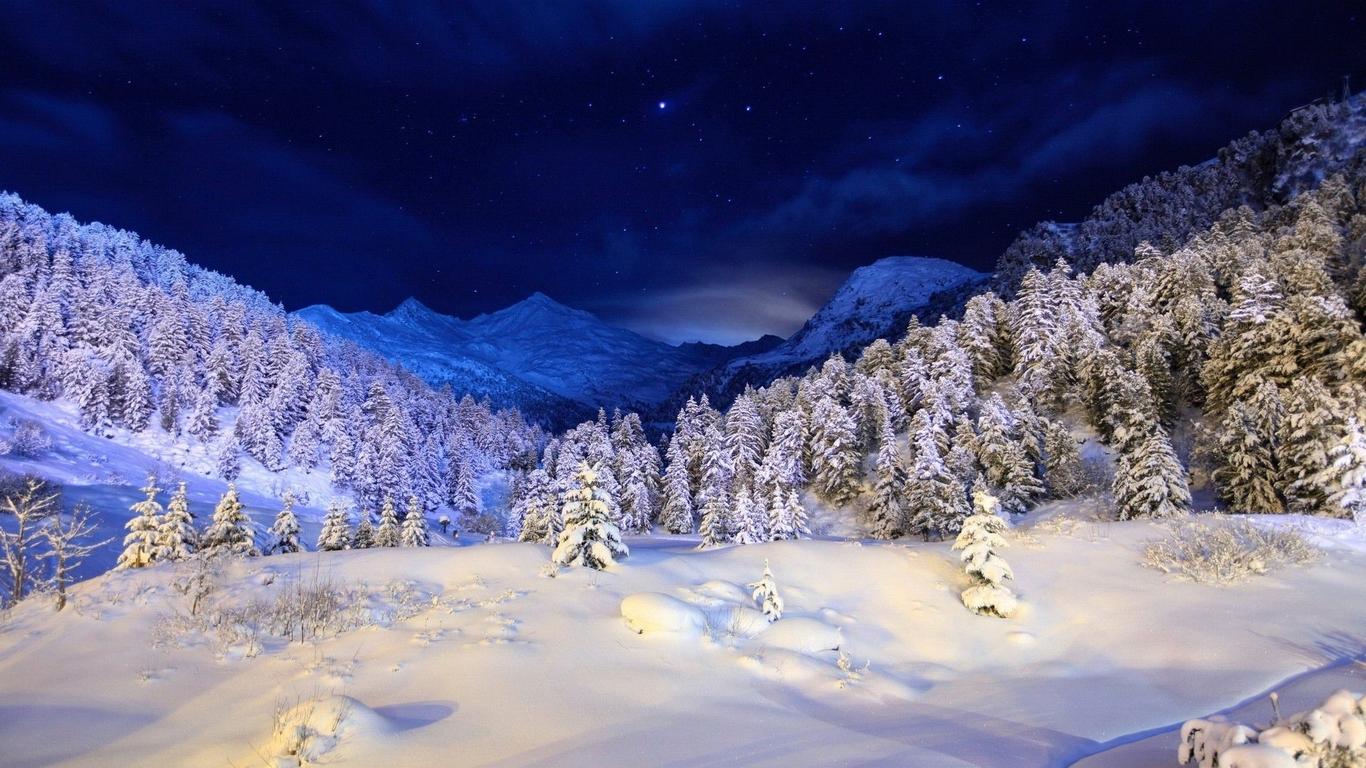Скачать обои и картинки зима, снег, лес, ночь, небо, звёзды, елки, холм,  горы для рабочего стола в разрешении 1366x768