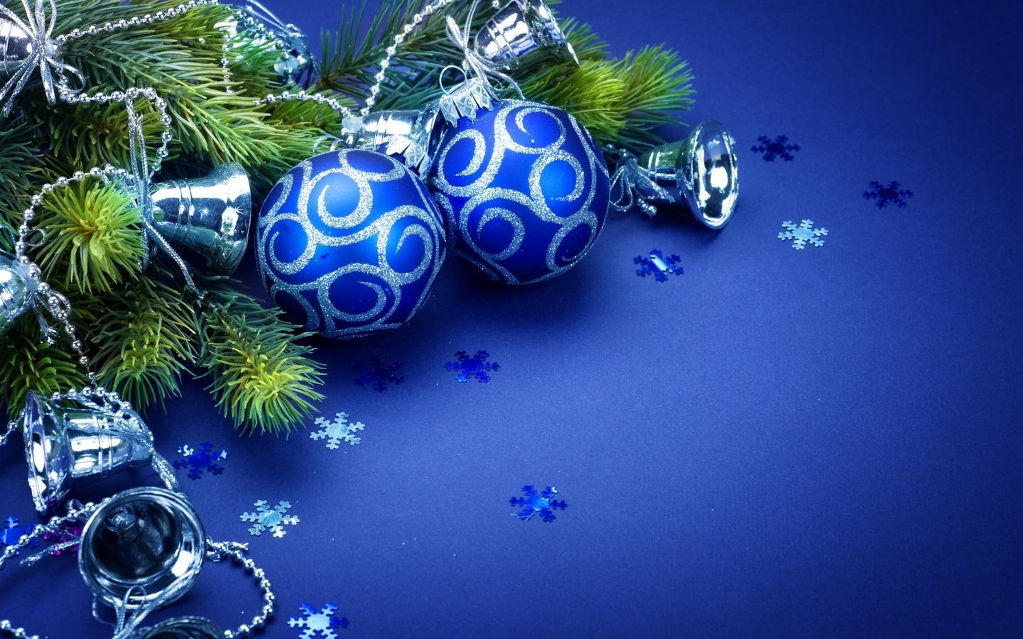 Скачать обои и картинки новый год, зима, шары, ёлочные игрушки,  колокольчики, ветки, ель, снежинки, синий фон для рабочего стола в  разрешении 1440x900