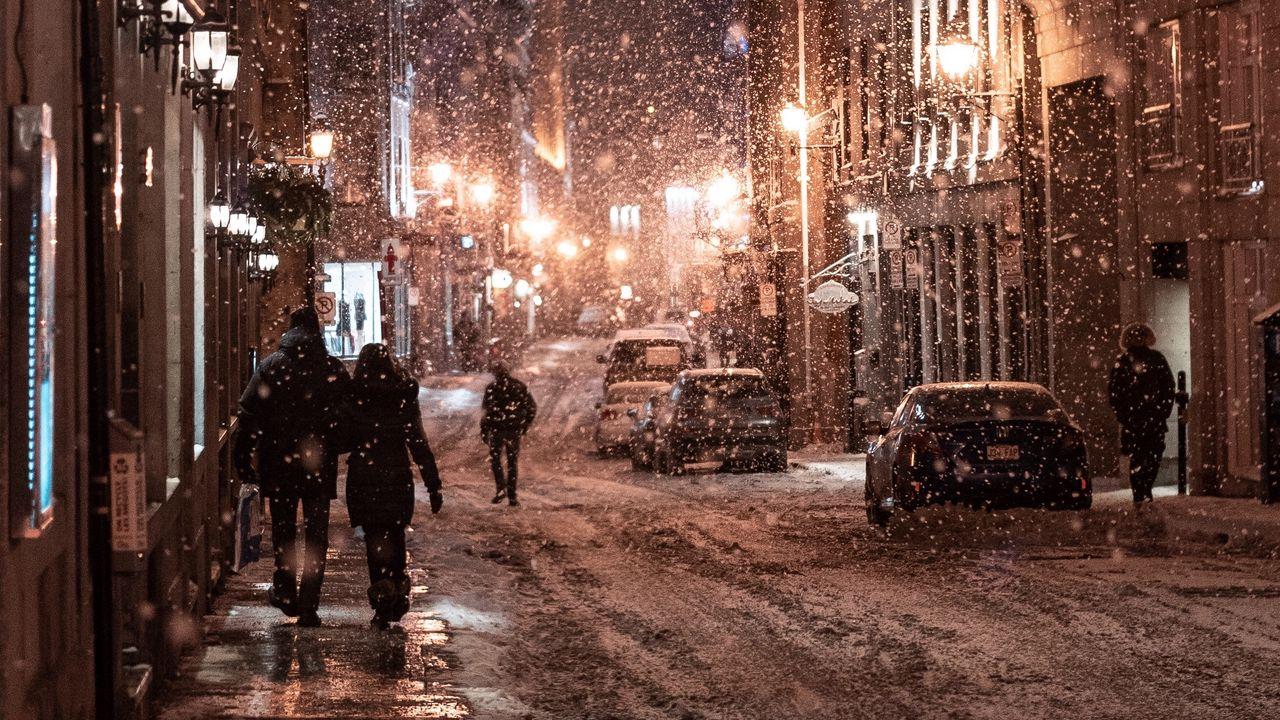 Обои снегопад, люди, улица, ночь, вечер, город, зима картинки на рабочий  стол, фото скачать бесплатно
