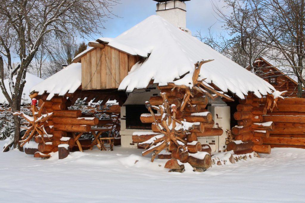 Рождественский снеговик на фоне белого пейзажа олицетворяет волшебную  красоту праздничной зимы. | Премиум Фото