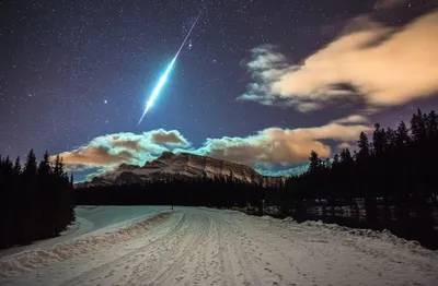 Астероид или комета DA14 в месте ночного неба Стоковое Фото - изображение  насчитывающей реально, здорово: 28942986