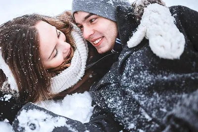 Картинка парень с девушкой держатся за руки лежа на снегу обои на рабочий  стол