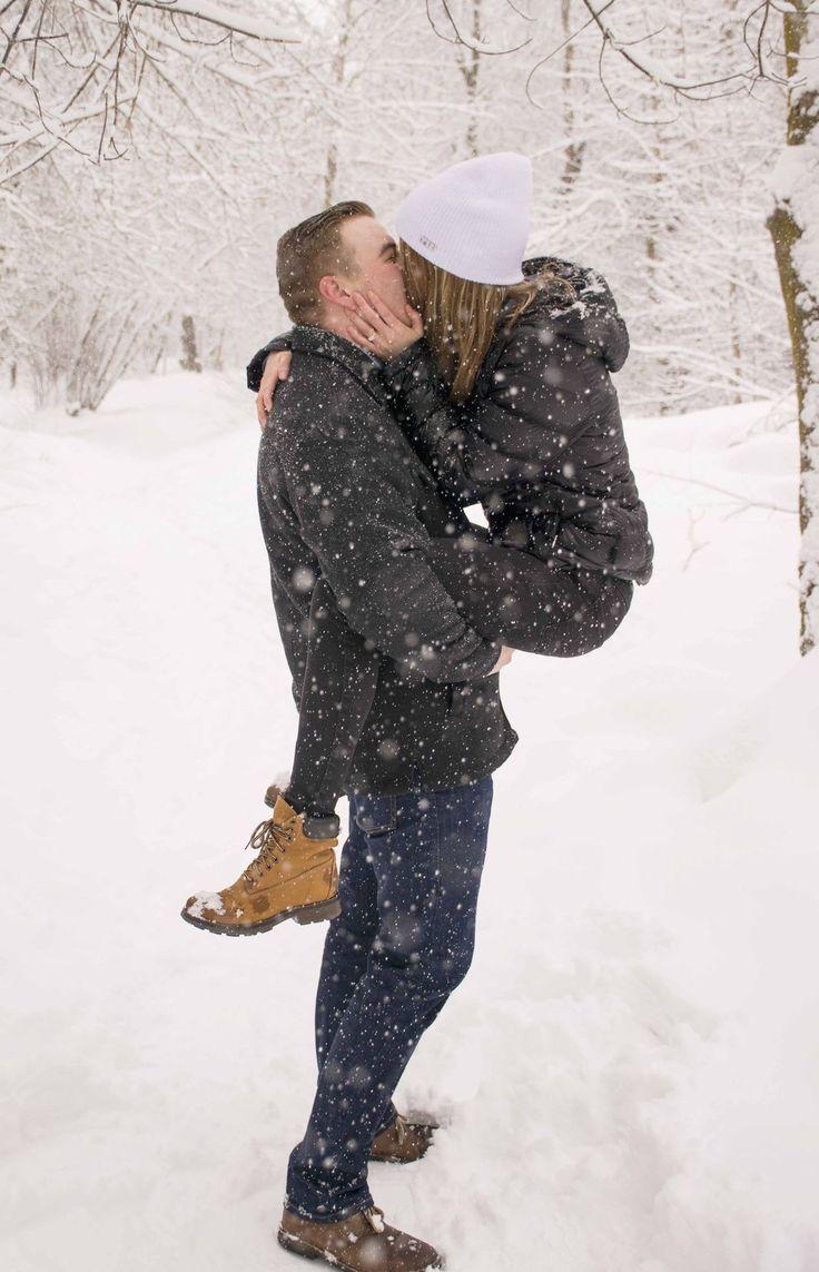 Парень с девушкой целуется зимой в лесу на фоне падающих конфет  Романтическая зимняя атмосфера Стоковое Изображение - изображение  насчитывающей радостно, напольно: 162238063