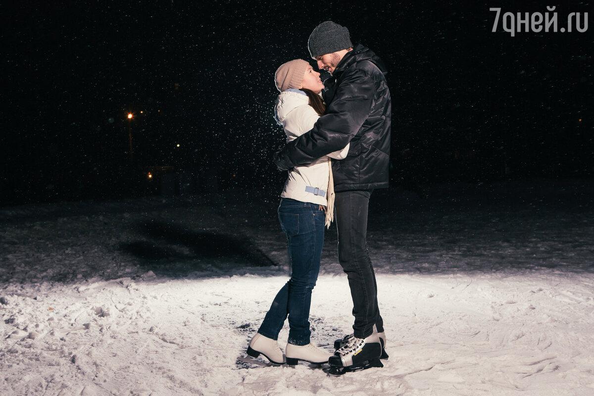 молодая пара гуляет в парке зимой. парень и девушка обнимаются на улице.  Стоковое Изображение - изображение насчитывающей пары, аффекты: 235765091