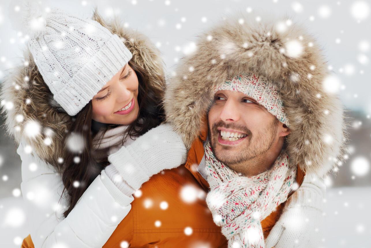 Парень с девушкой целуется зимой в лесу на фоне падающих конфет  Романтическая зимняя атмосфера Стоковое Фото - изображение насчитывающей  день, жизнерадостно: 163574462