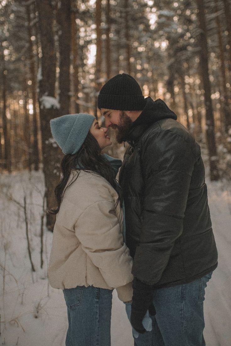 Молодая пара, охватывающей на открытом воздухе зимой :: Стоковая фотография  :: Pixel-Shot Studio
